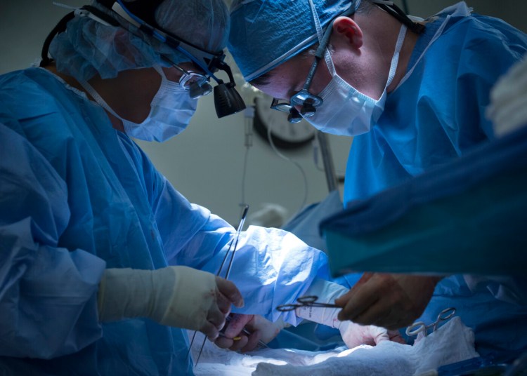 Surgeons transplant a healthy kidney at Medstar Georgetown University Hospital in Washington, D.C., in 2015. (Washington Post/Linda Davidson)