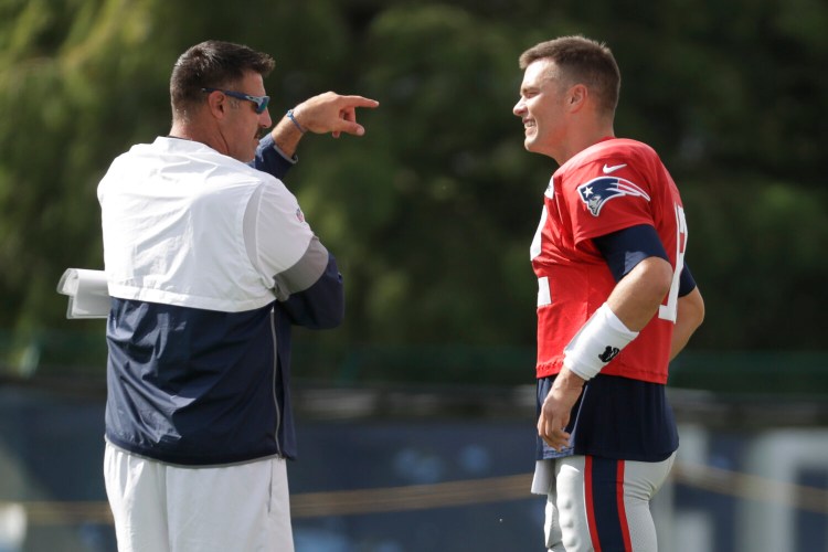 Mike Vrabel, left, had no issues giving Patriots quarterback Tom Brady a hard time when Tennessee and New England practiced together this week. Vrabel, a former teammate of Brady's in New England, is now the Titans head coach.