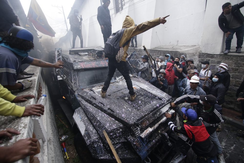 APTOPIX_Ecuador_Political_Crisis_81207