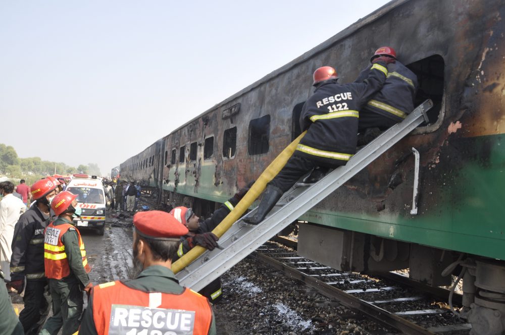Pakstan_Train_Fire_71102