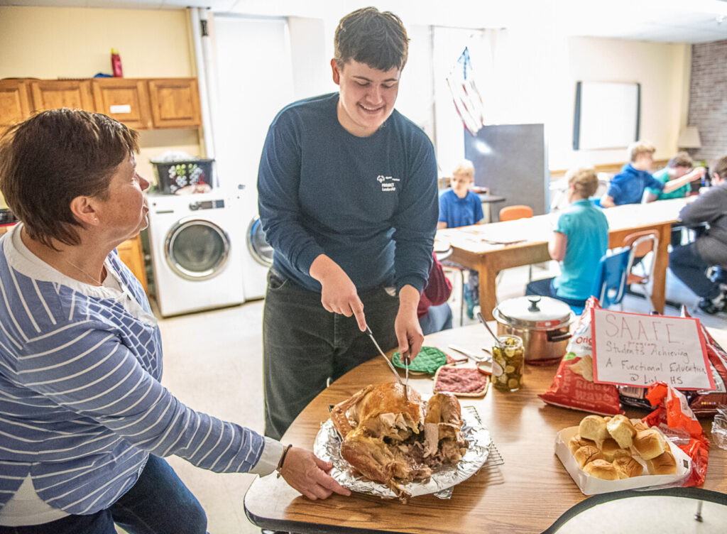Alunos do JPI e High School celebram Thanksgiving com comidas