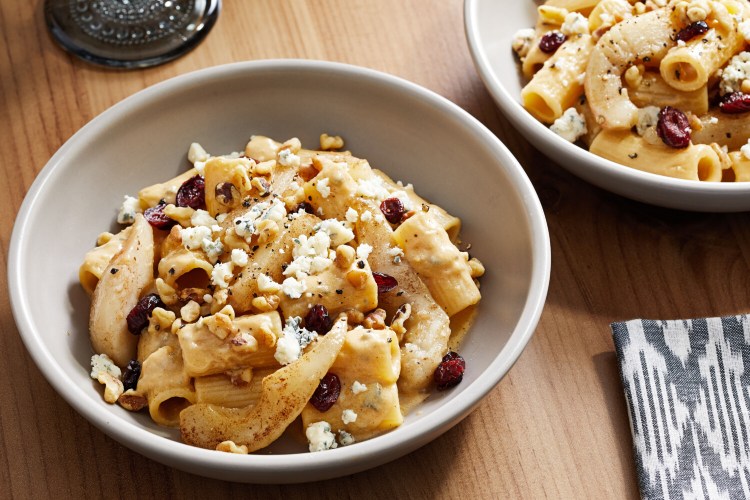 Pasta With Caramelized Pears and Gorgonzola. 