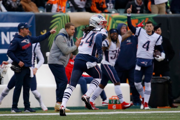 Cornerback Stephon Gilmore returns an interception for a touchdown in the third quarter of the Patriots' 34-13 win over the Cincinnati Bengals on Sunday in Cincinnati.