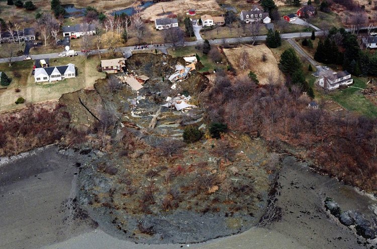 An aerial view of Rockland's Samoset Road shows the devastation caused when a landslide eroded more than 600 feet of shoreline on April 16, 1996.