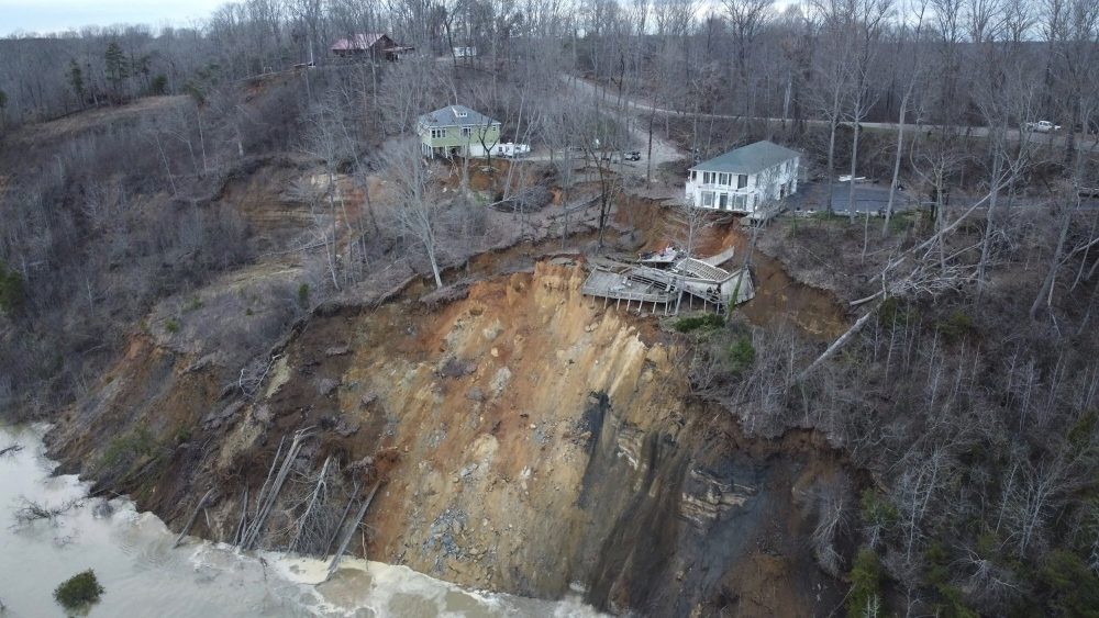 Landslide_Homes_Collapse_97355