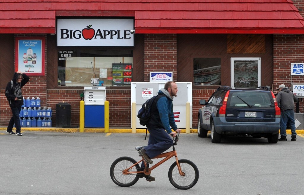 Waterville police search for suspect in Big Apple robbery
