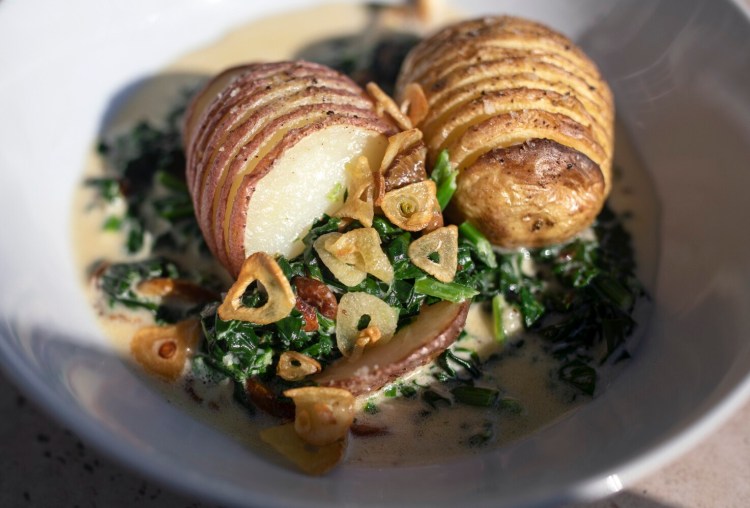 Hasselback potatoes with creamed spring spinach and mushrooms topped with crispy garlic slices. You can make the entire delicious dish from local food. 