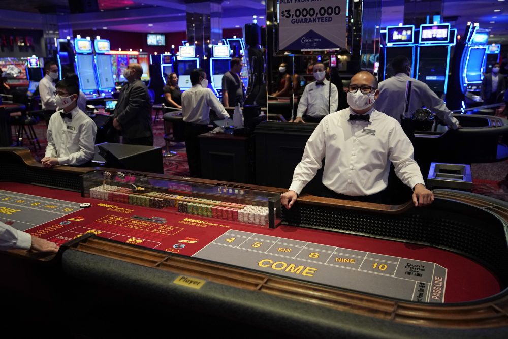 APTOPIX_Virus_Outbreak_Vegas_Casinos_88746