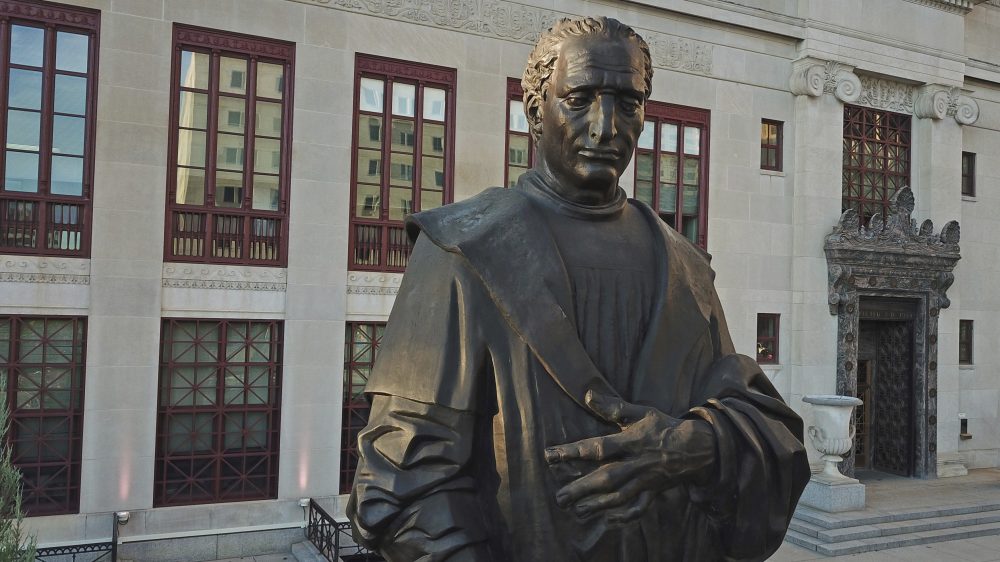 Columbus_City_Hall_Statue_03595
