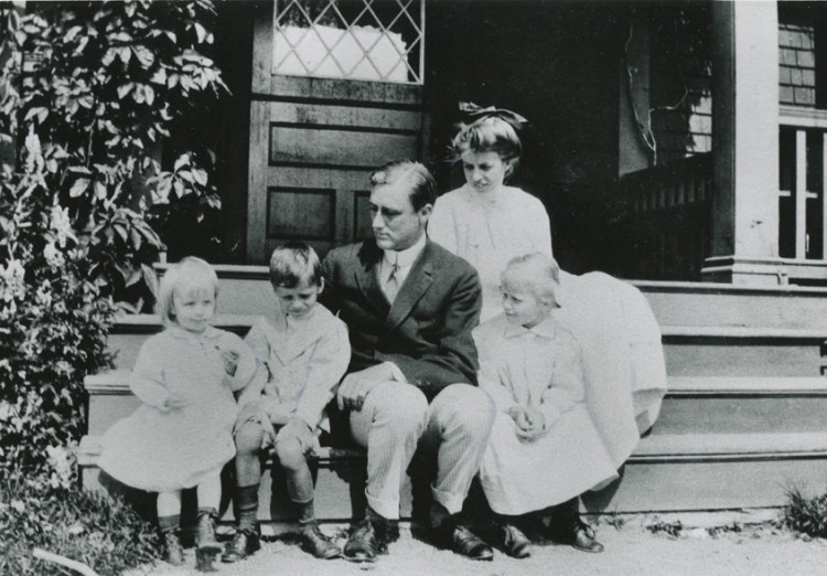 Franklin and Eleanor Roosevelt with three of their children at  Campobello, in 1912.
Image courtesy of the Franklin Delano Roosevelt Library

MeBi
