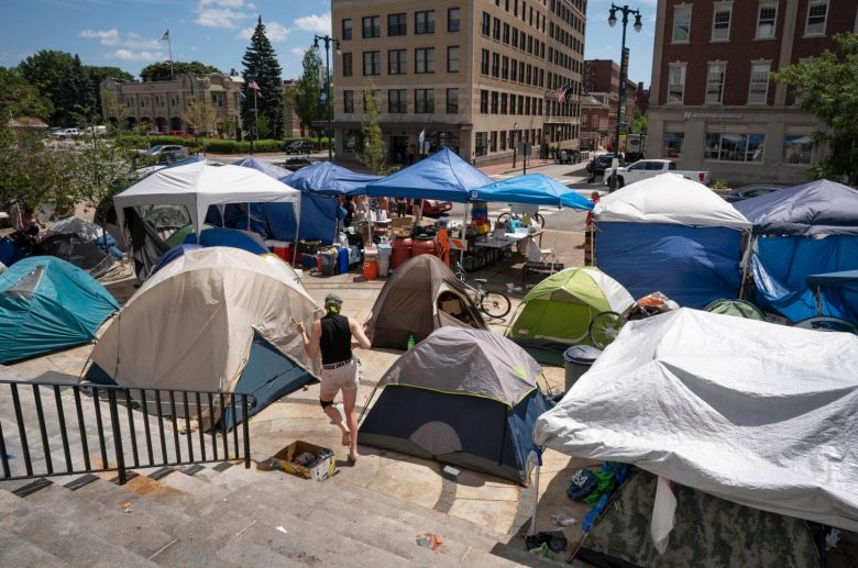 Talks but no progress on homeless encampment at Portland City Hall
