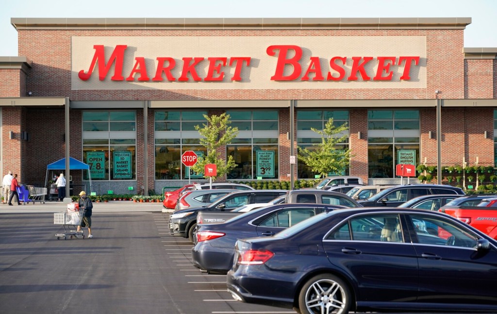 Construction starts on Topsham Market Basket