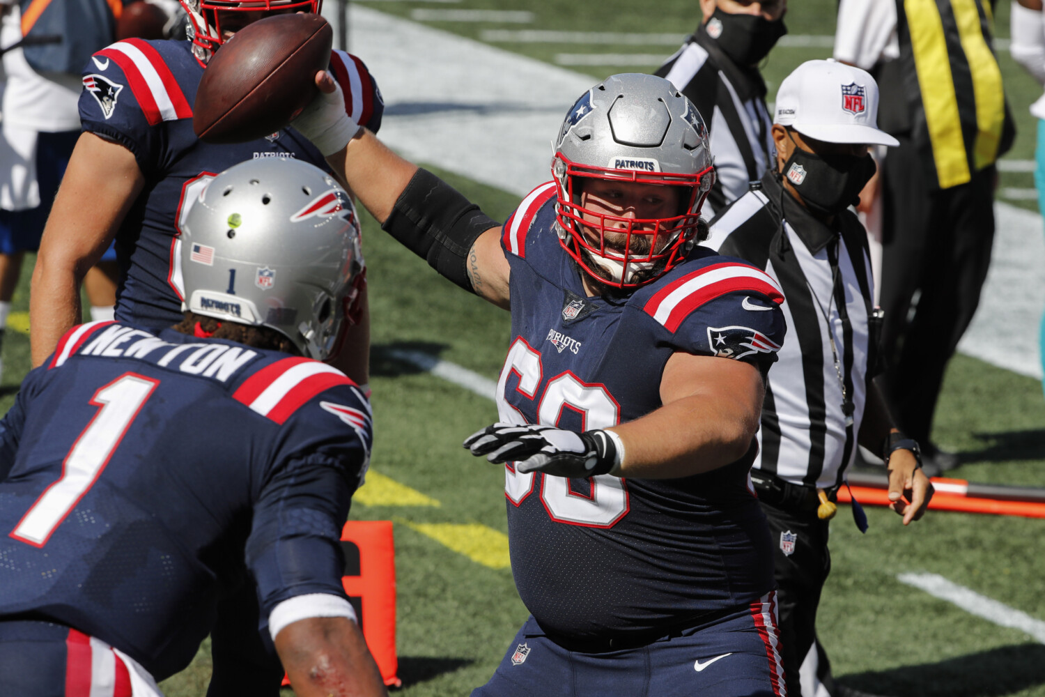 Patriots center David Andrews broke his thumb, is trying to snap left  handed (report) 