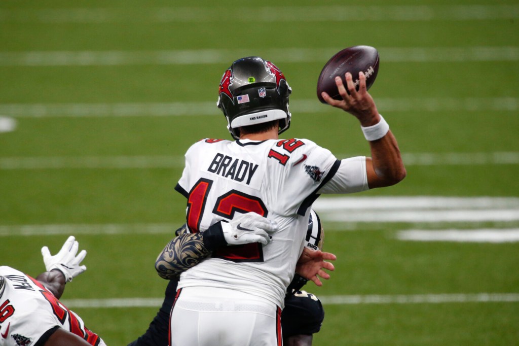 Tom Brady throws for 2 TDs as Tampa Bay Buccaneers dominate