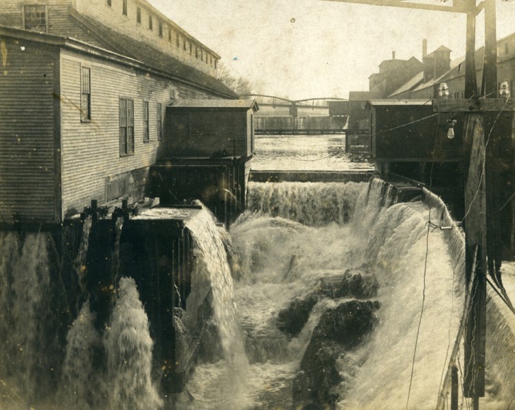Messalonskee dam in Oakland, ca. 1900


