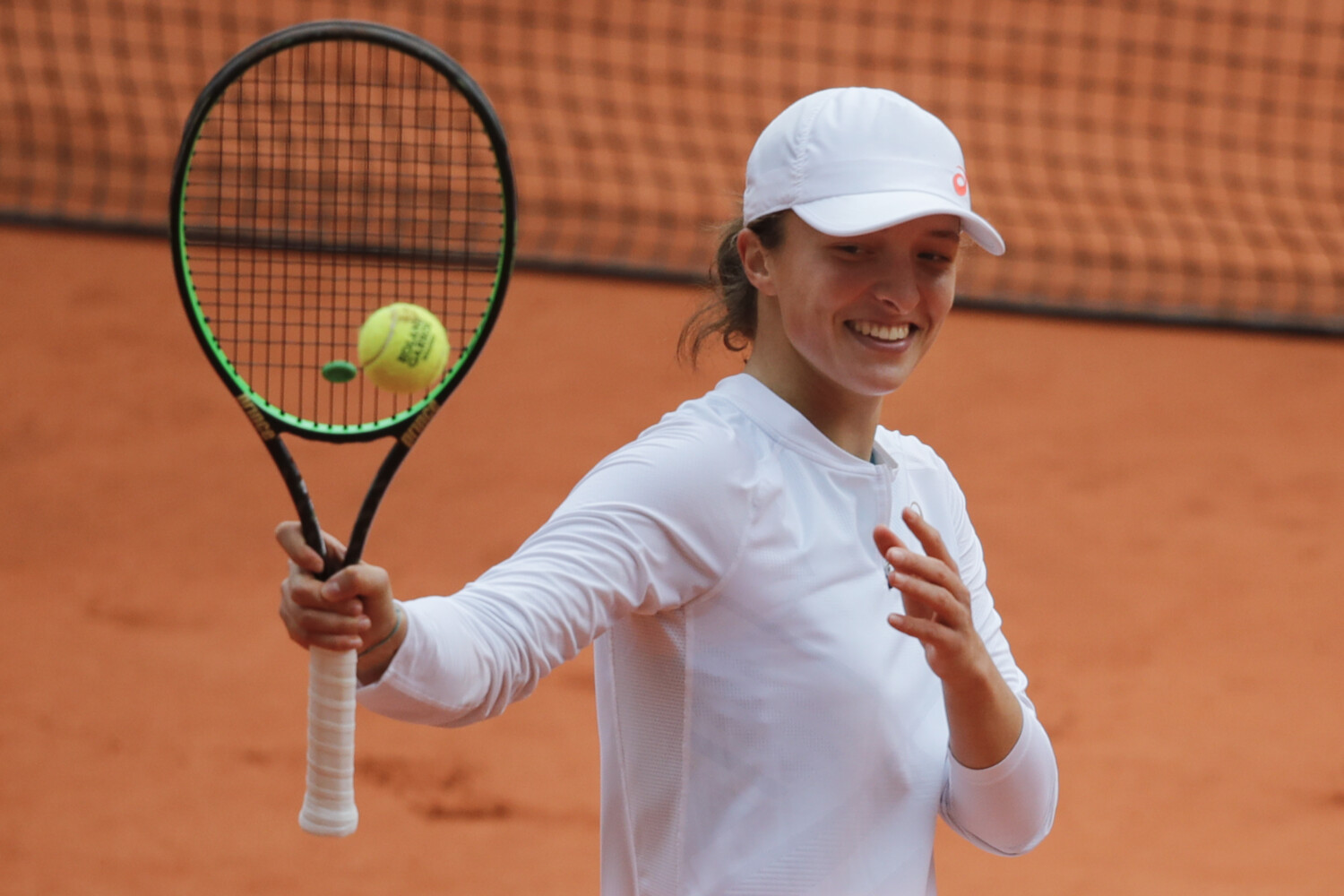 Swiatek primed for another shot at French Open title as semis loom