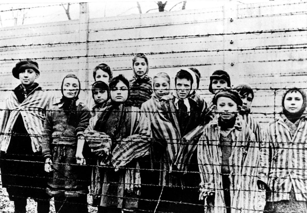 EU_Virus_Outbreak_Holocaust_Survivors_08407