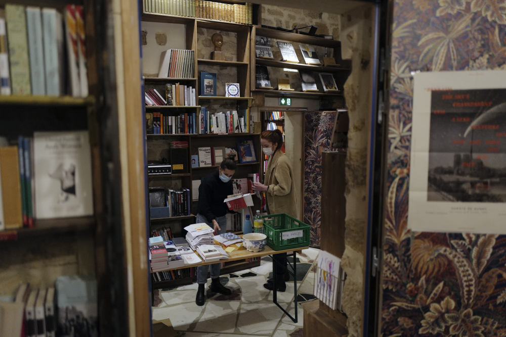 France_Struggling_Bookstore_16191