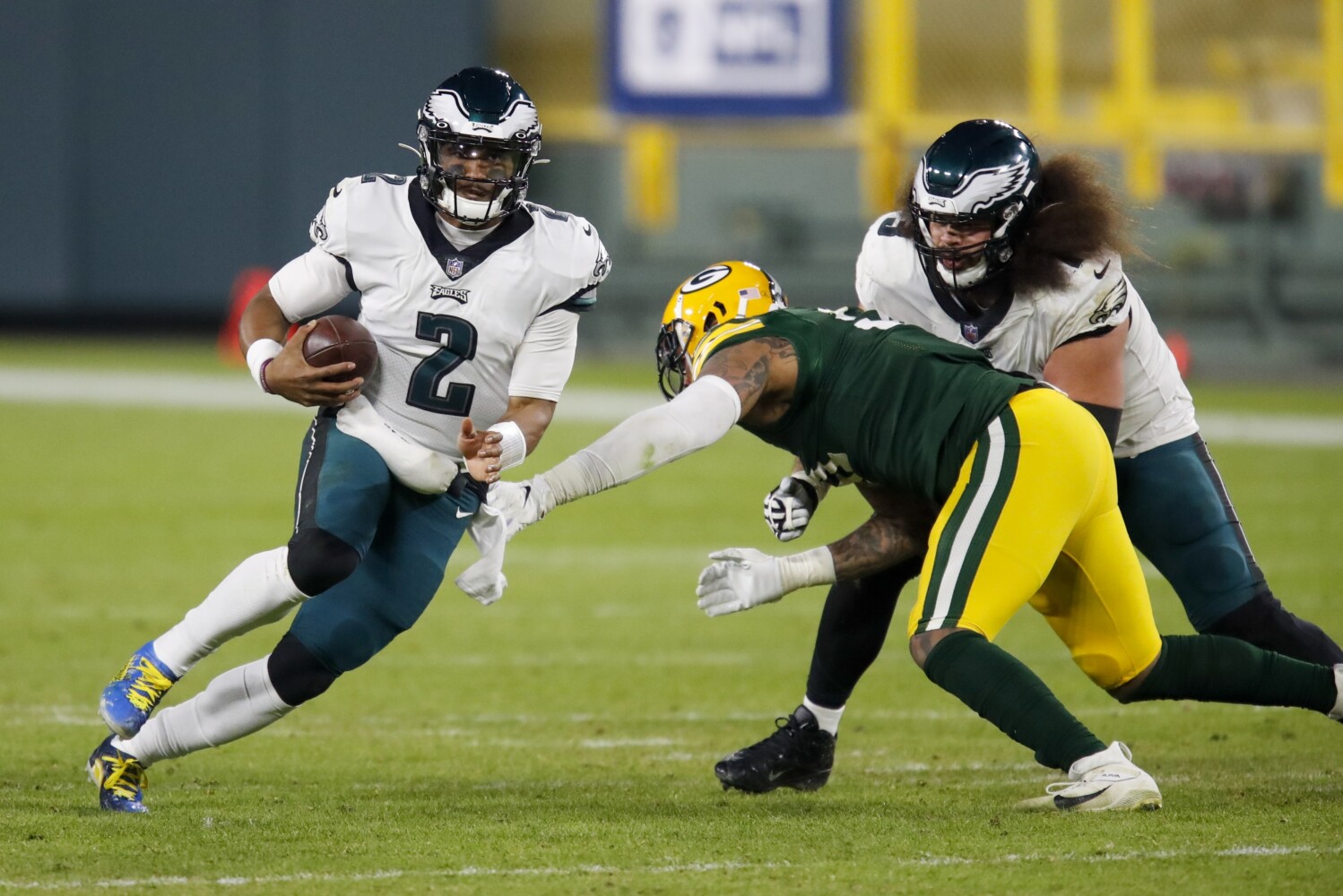 Philadelphia Eagles: Another former NFL QB gives a nod to Carson Wentz