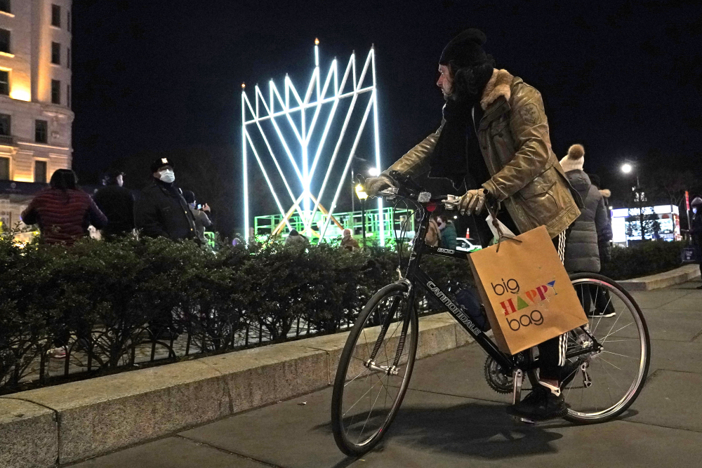 Virus_Outbreak_New_York_Hanukkah_Menorah_69934