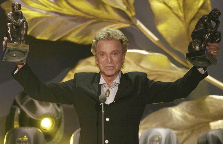 German illusionist Siegfried Fischbacher of the duo " Siegfried & Roy" holds their trophies after receiving the World Entertainment Award at the World Award 2003 ceremony in Hamburg, northern Germany, on Oct.22, 2003.