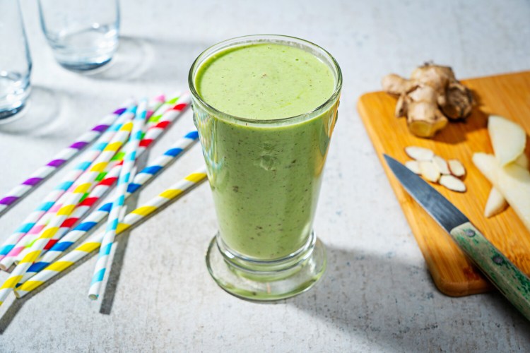 Green Smoothie With Yogurt, Pear and Ginger