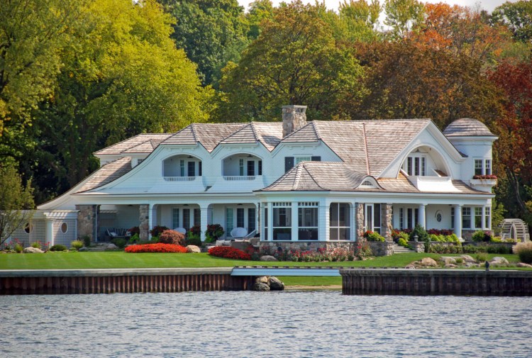 No doubt this house was built to take advantage of a beautiful lake. Unfortunately, its gleaming waterfront lawn imperils that very feature: Rainfall washes serious pollutants directly into the lake, and the lawn offers no barriers to slow them down. But savvy lakefront homeowners can landscape in ways that help keep the water free from deadly algae blooms. 
