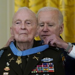 Biden_Medal_of_Honor_76978
