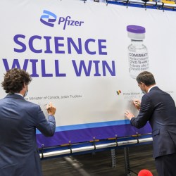 Alexander de Croo and Justin Trudeau visit Pfizer