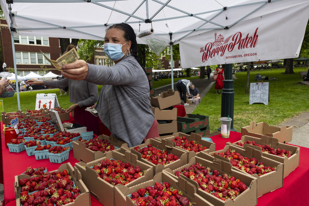 Food-Kids_at_Farmers_Market_76068