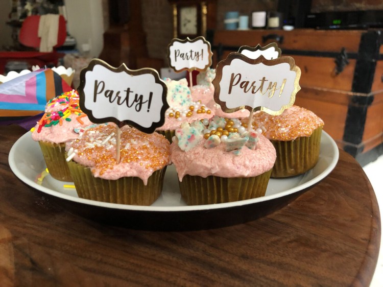 Sparkling Cupcakes with Edible Glitter