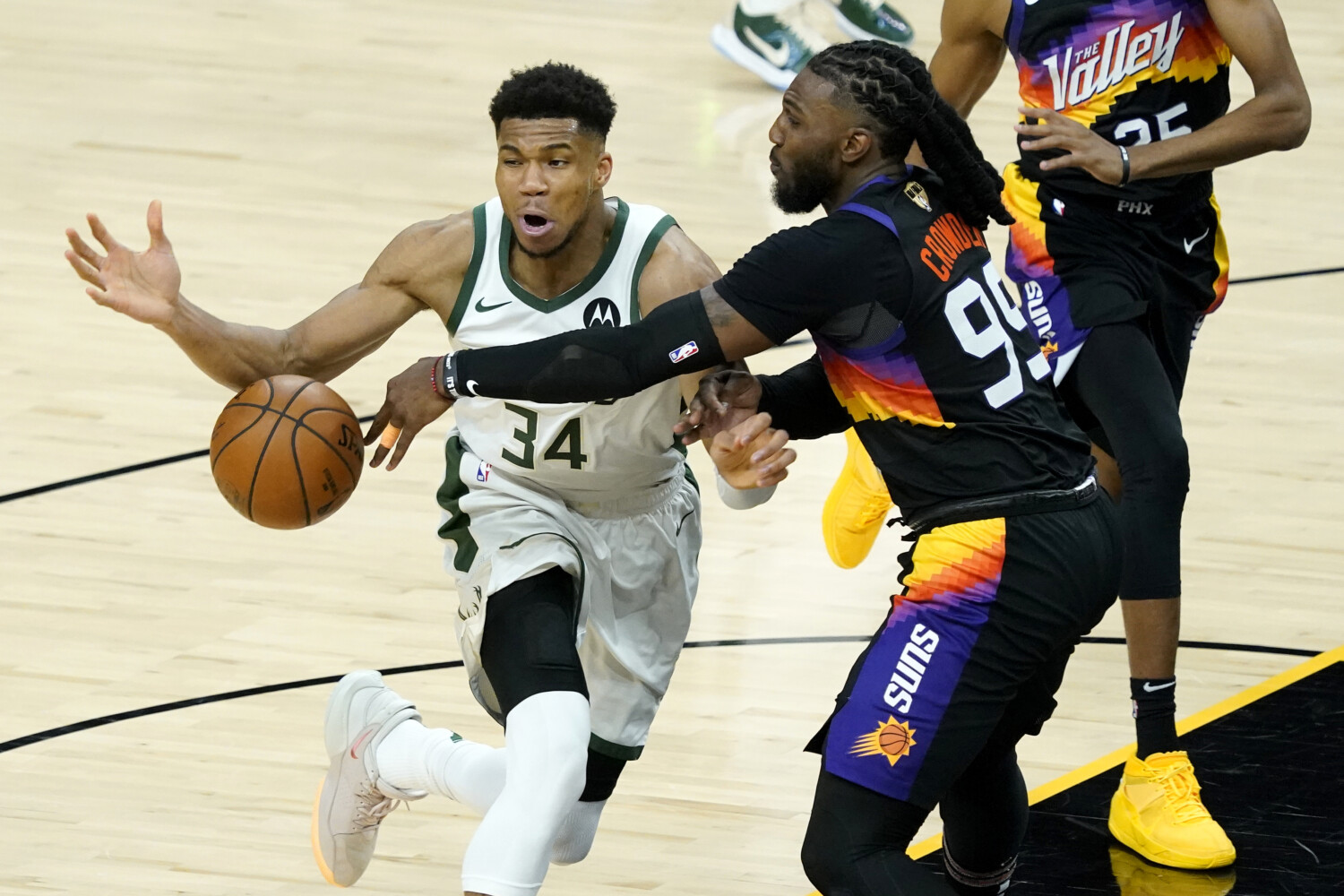 Bucks’ Antetokounmpo Returns, But Suns Win Opener In NBA Finals, 118-105