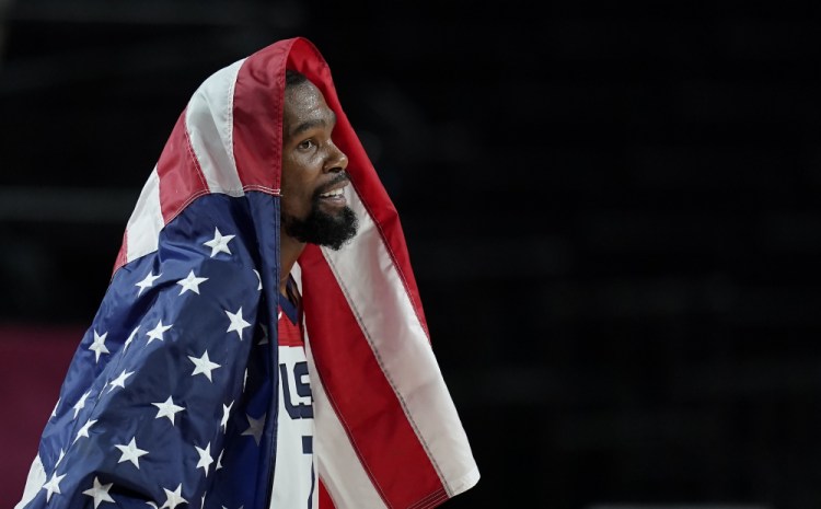 Kevin Durant (7) celebrates after he helped the U.S. defeat France in the men's basketball gold medal game at the 2020 Summer Olympics on Saturday.