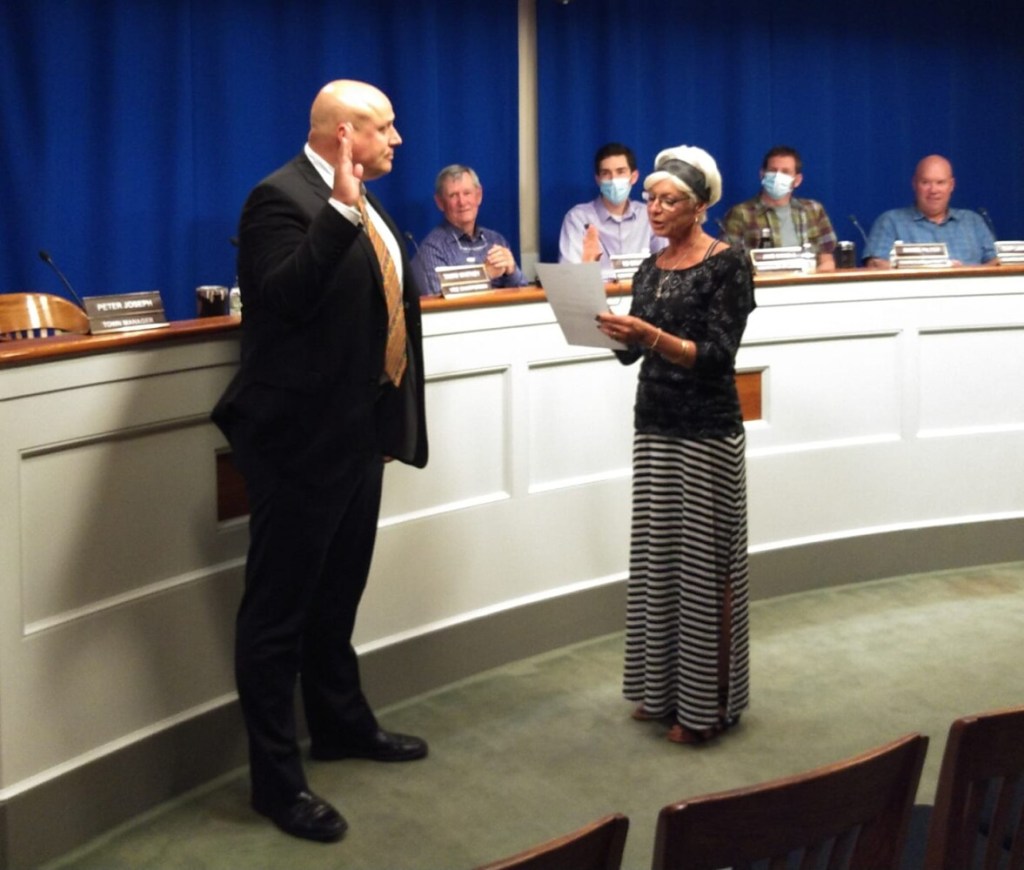 Freeport swears in police veteran as new chief