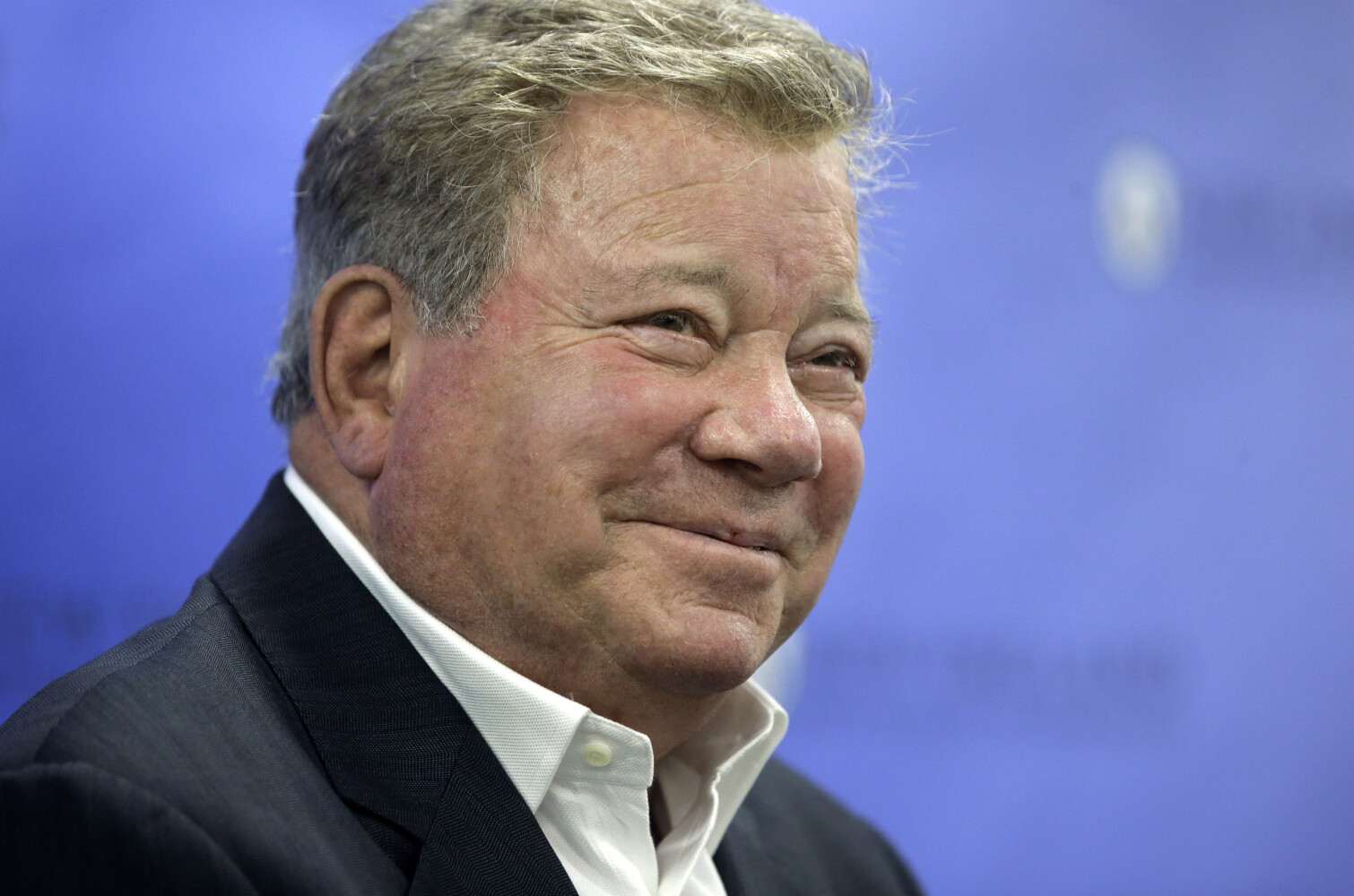Employees at a fruit stand found a wallet. It was William Shatner’s(01)