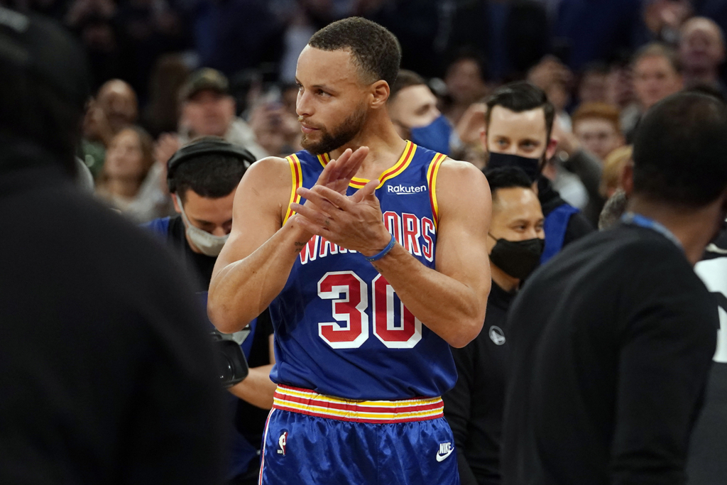 Stephen Curry breaks Ray Allen's all-time 3-point record at