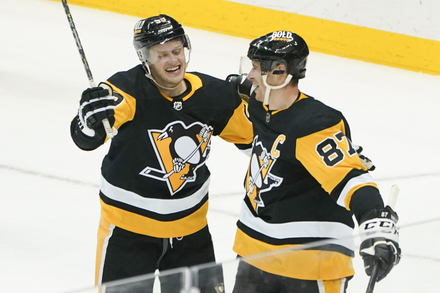 Penguins celebrate Kris Letang, then beat Flyers