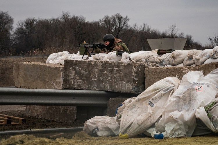 A Ukrainian soldier in position as vehicles approach a checkpoint near Dnipro. MUST CREDIT: Washington Post photo by Salwan Georges