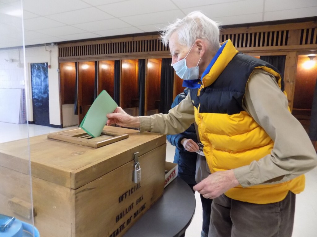 Farmington voters choose 2 selectmen not on ballot
