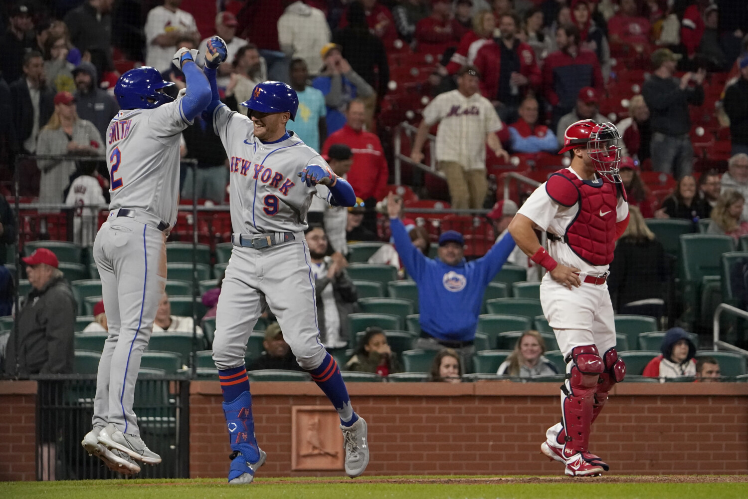 Wilmer Flores' walk-off homer helps Giants stop Phillies' late push