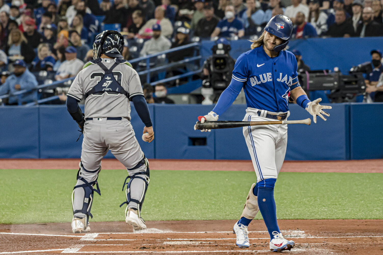 Kirk's 8th inning 2-run homer lifts Blue Jays past Royals to claim series  win