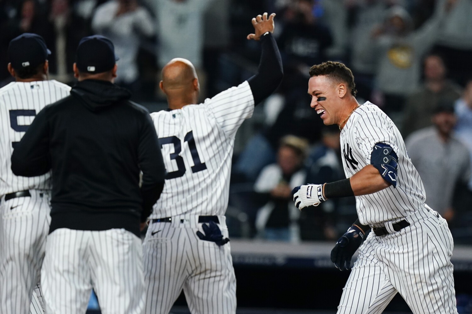 Yankees lose 5-3, split doubleheader with Pirates