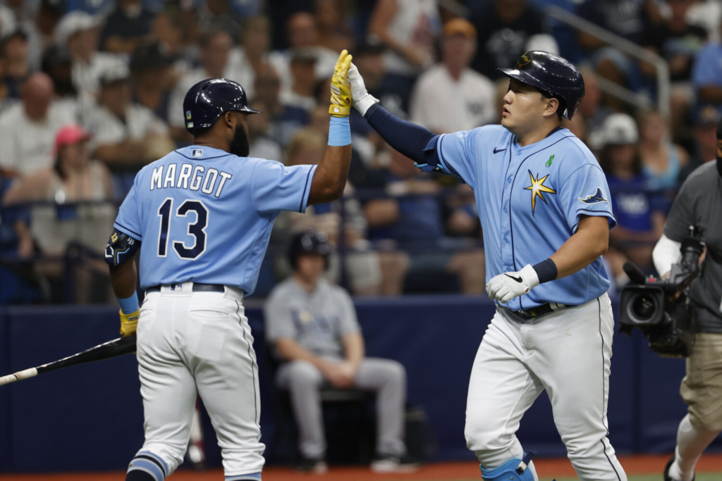 Walls hits 3-run homer in 10th, Rays beat Cardinals 4-2