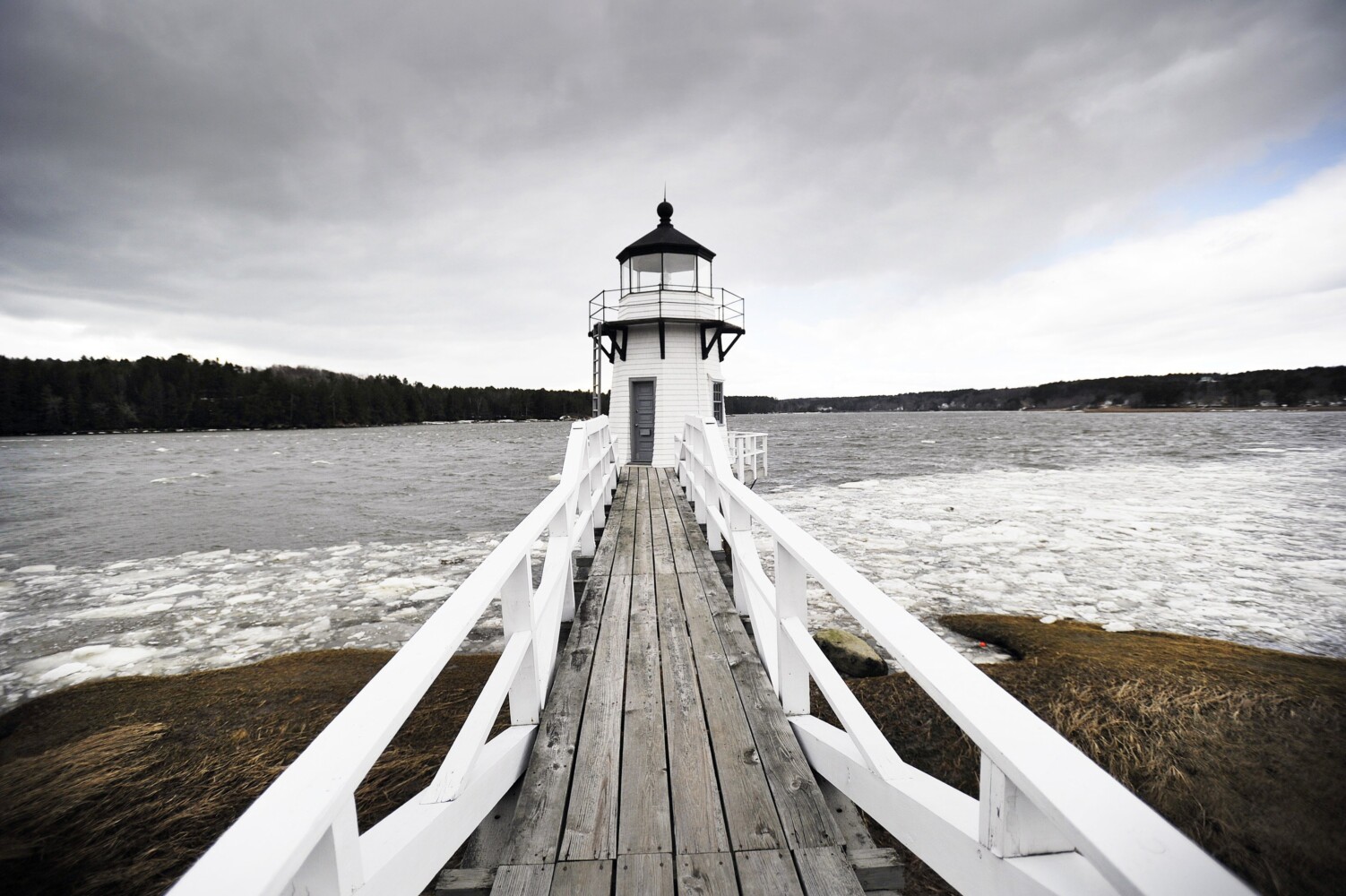 5 people taken to hospital after walkway collapse at Arrowsic lighthouse - Vimarsana News
