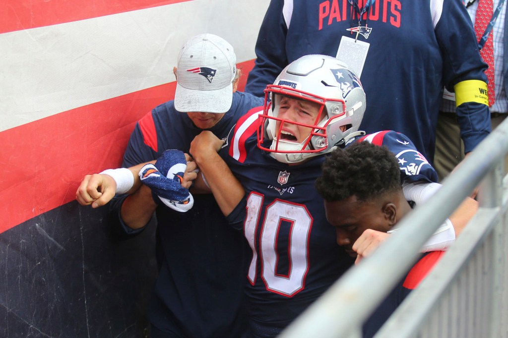 Lamar Jackson accounts for 5 TDs as Ravens hold off Patriots 