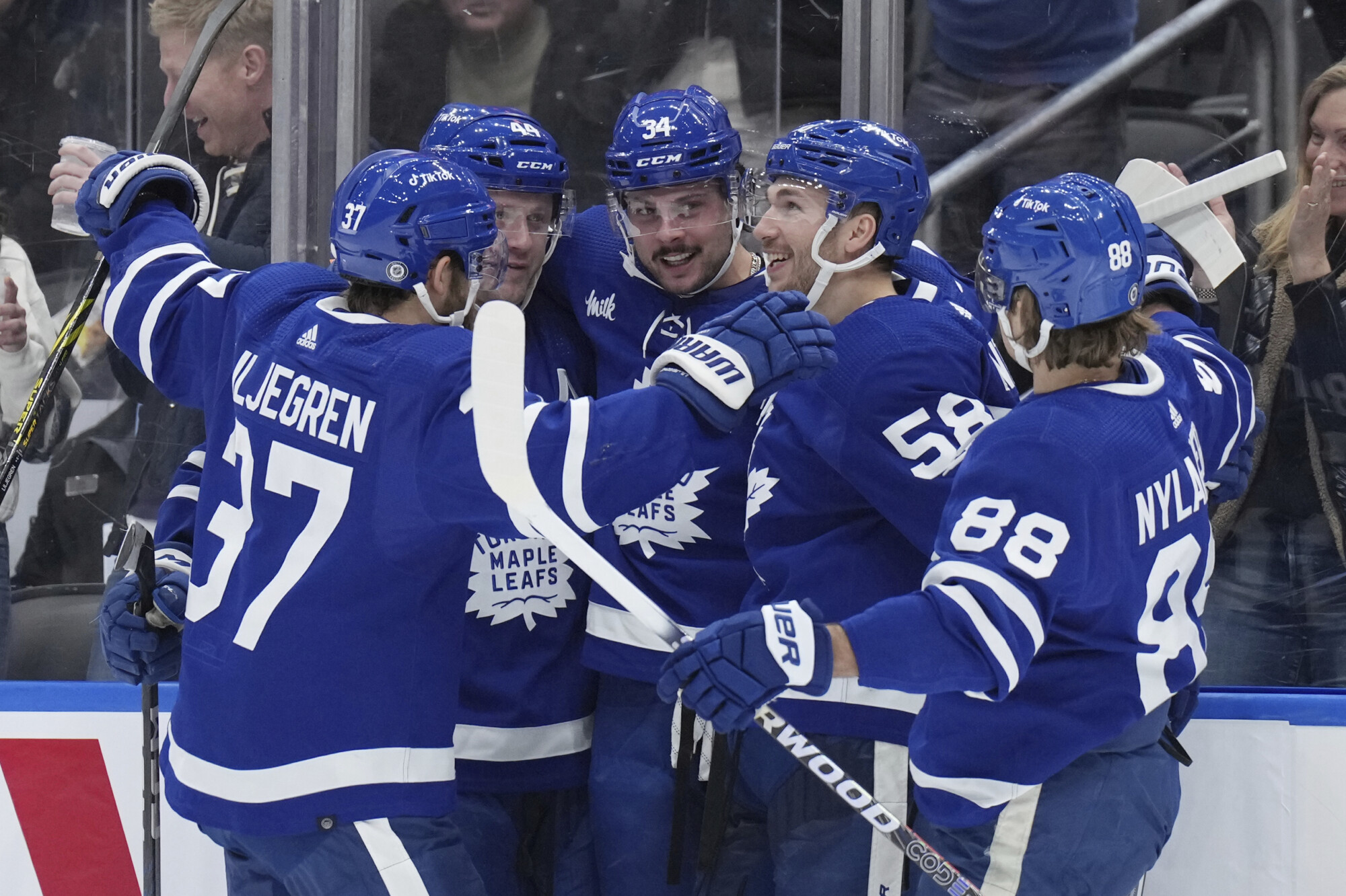 NHL: Leafs' Auston Matthews scores twice to hit 60-goal mark