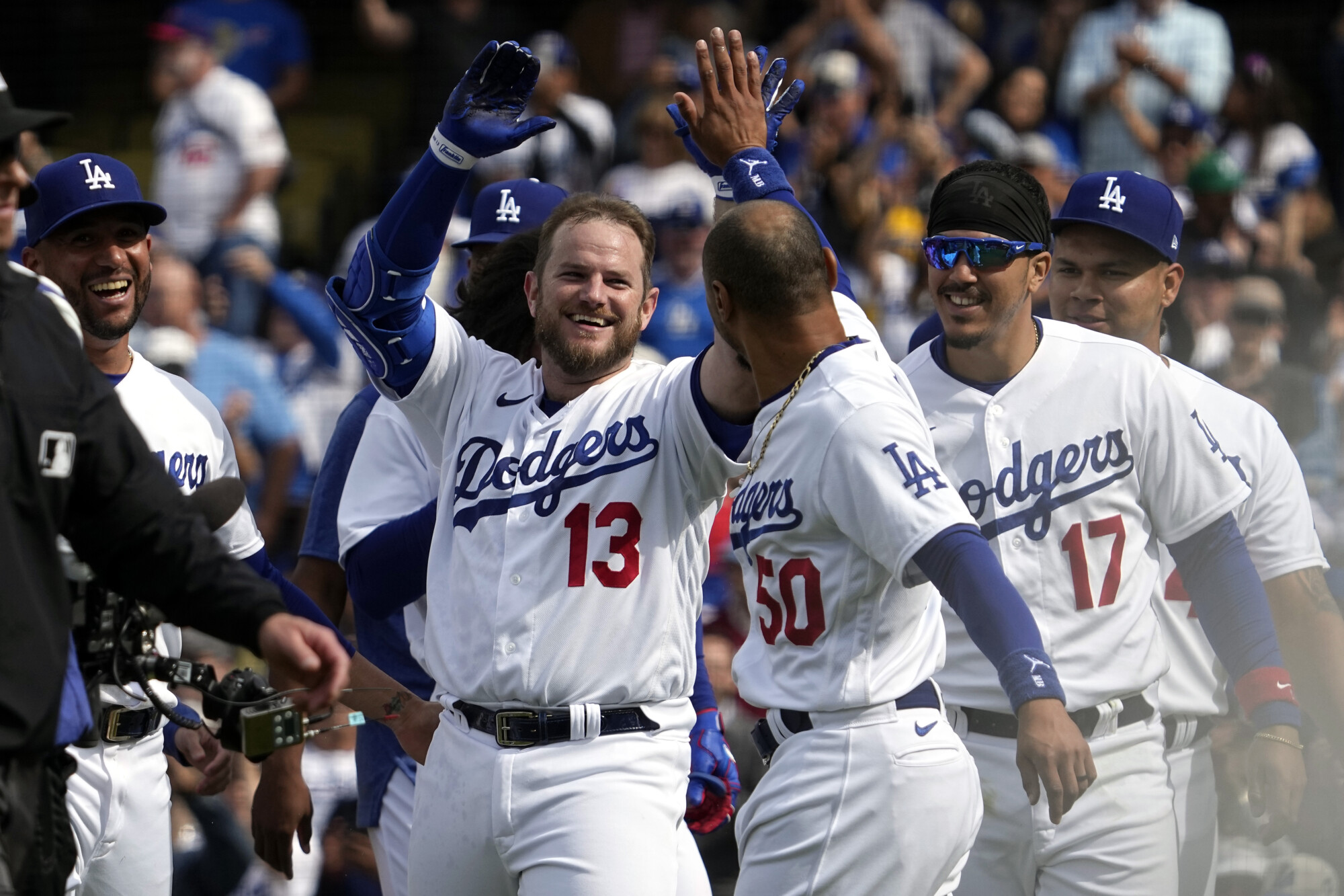 Barnes Leads Dodgers Past Mariners 2-1 for 7th Straight Win