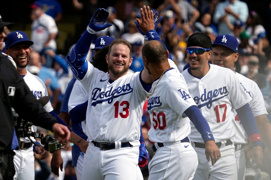 Muncy, Betts homer, Dodgers beat KC for 12th straight win