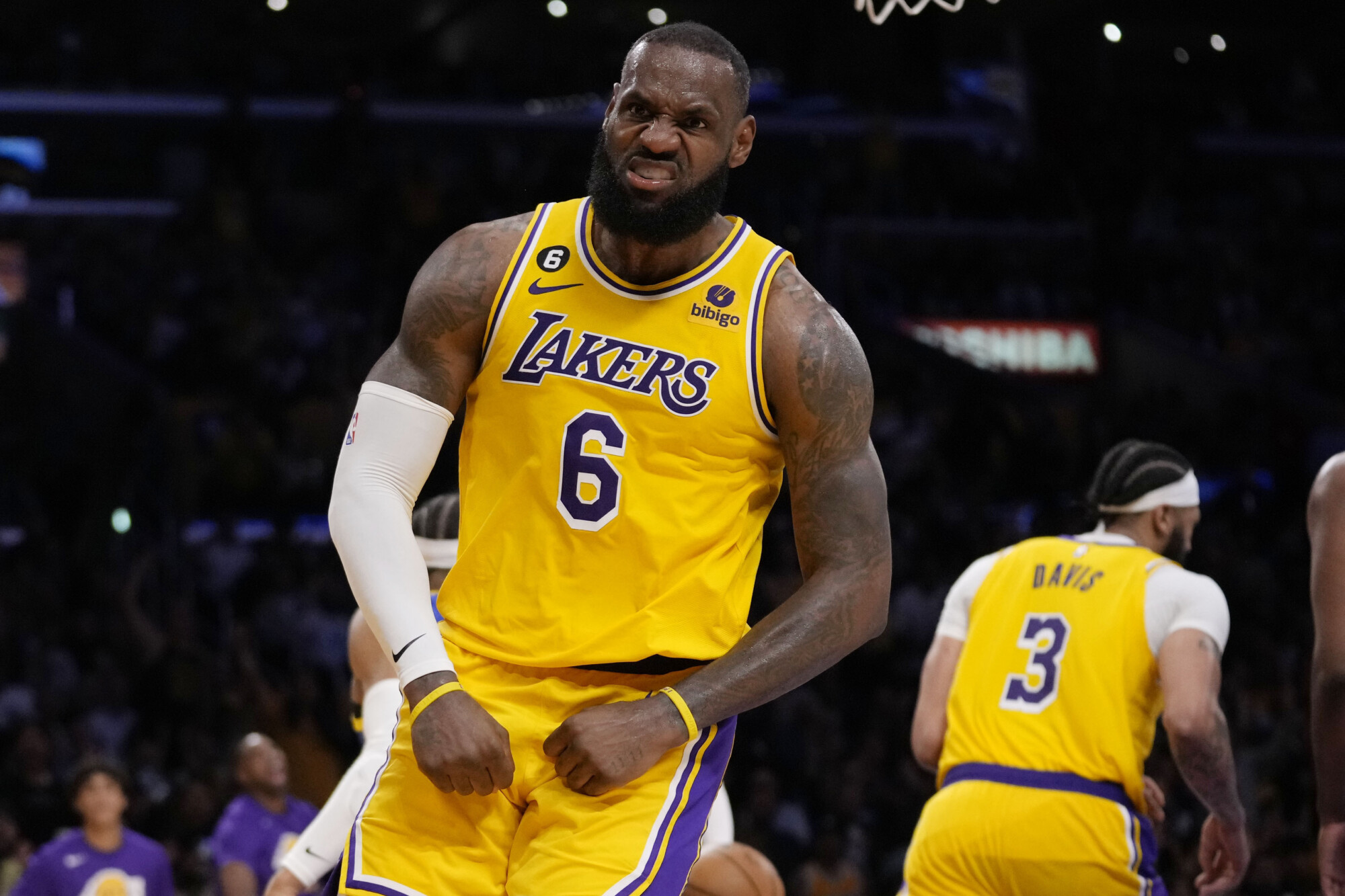 NBA Pre-Season Roundup: Davis dominates in Lakers debut