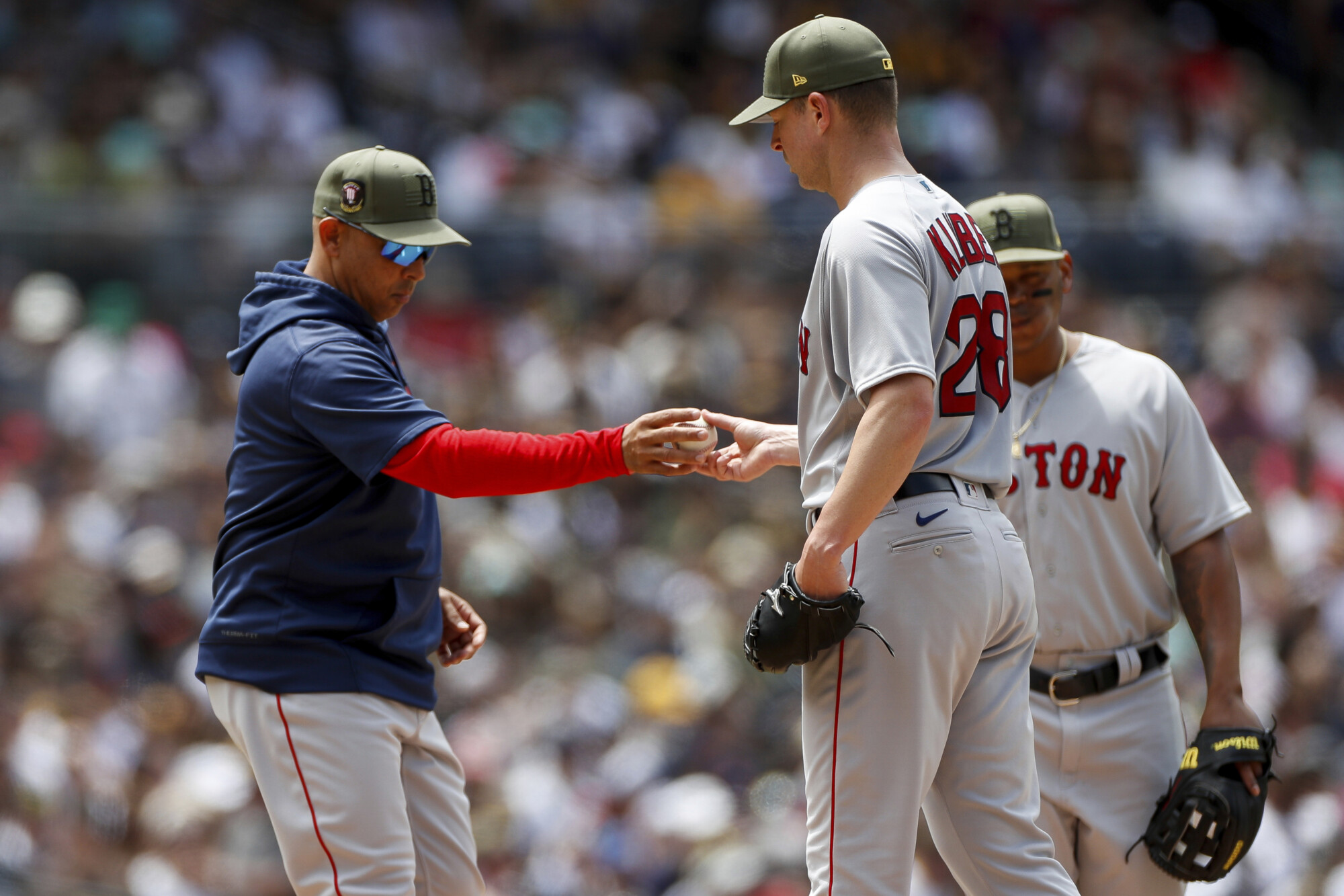 Reds snap Boston's win streak in Cincinnati with 5-1 victory